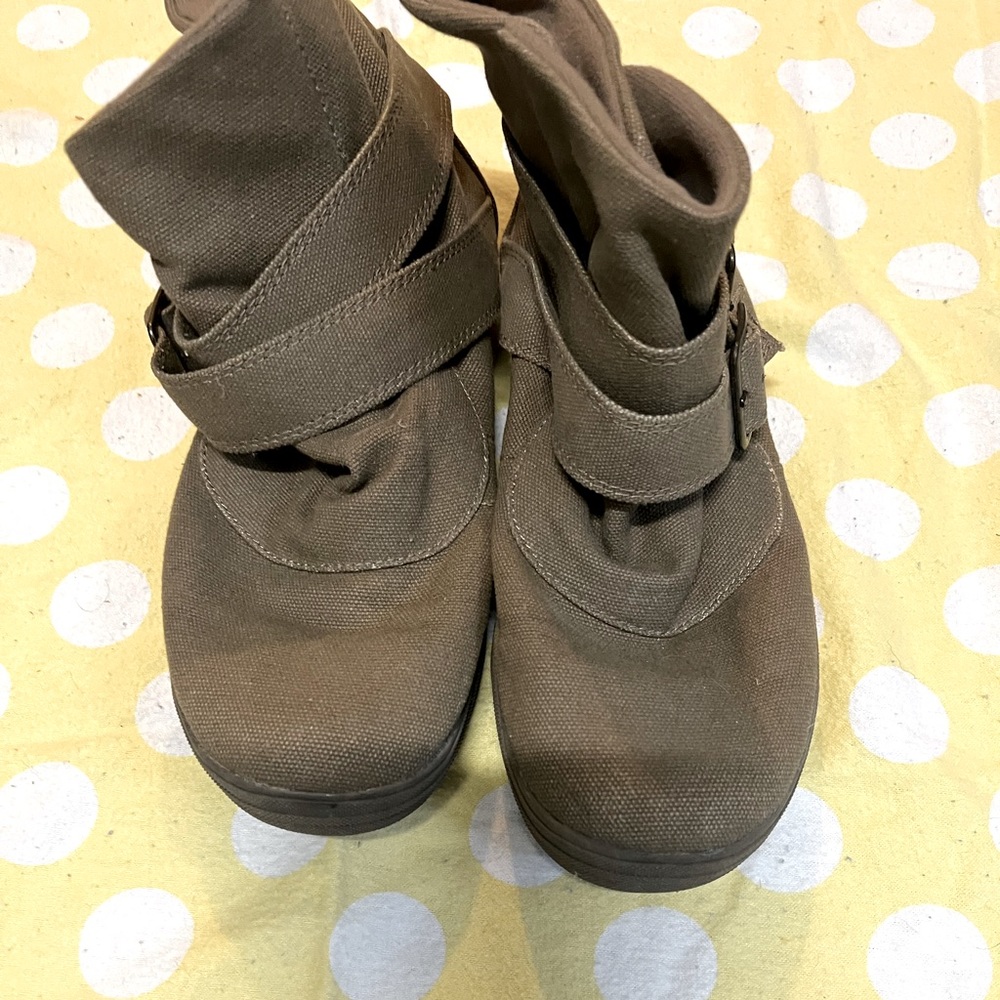 Tan/khaki pull on booties. Great condition. Lined.